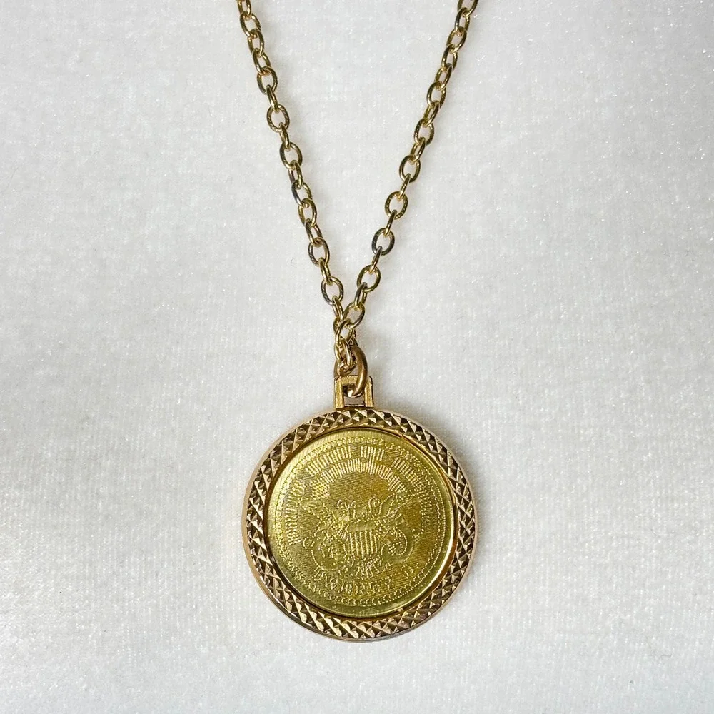VTG Gold Tone 1776 Liberty Coin Pendant Necklace Eagle Crest Diamond Cut Bezel